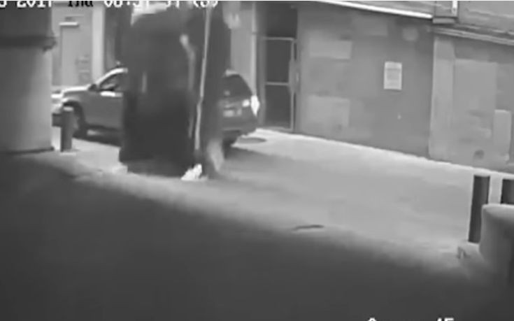 «Ιπτάμενη» BMW πέφτει στο δρόμο από τον έβδομο όροφο πάρκινγκ – Δείτε το συγκλονιστικό βίντεο